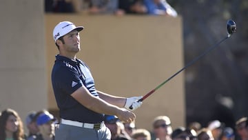  El golfista espa&ntilde;ol Jon Rahm en acci&oacute;n durante el segundo d&iacute;a del torneo Farmers Insurance Open del PGA Tour. 