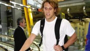 Forlán llegó a Barajas procedente de Uruguay tras ganar la Copa América y dispuesto a jugar la eliminatoria de la Europa League.