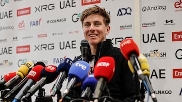 El ganador del Giro y Tour 2024, el esloveno del UAE Emirates, Tadej Pogacar, atiende a los medios de comunicación en un hotel en Benidorm durante la concentración de pretemporada de su equipo.