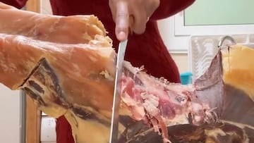 Comparte cómo corta el jamón y en los comentarios se echan las manos a la cabeza: “¿Has probado a detonarlo con dinamita?”