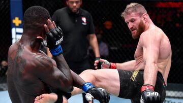 Blachowicz golpea a Adesanya en el UFC 259.