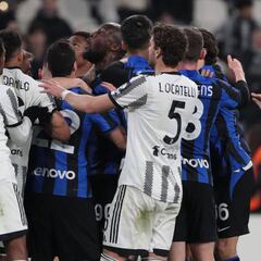 Empate y tres rojas: un derbi calentísimo