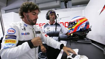 Fernando Alonso se prepara en el box de McLaren.
