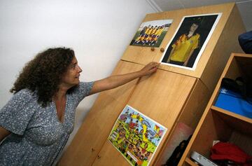 Ivana Sáenz, madre de Ivana Andrés, señala una foto de su hija cuando jugaba en la selección valenciana sub-15.