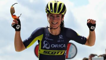 Annemiek Van Vleuten celebra su victoria en el Izoard en la primera etapa de La Course del Tour de Francia.