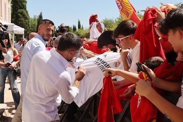 Carvajal firma una camiseta del Real Madrid tras el homenaje recibido en de Boadilla del Monte.

