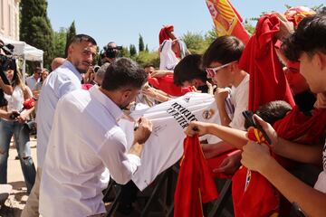 Carvajal firma una camiseta del Real Madrid tras el homenaje recibido en de Boadilla del Monte.

