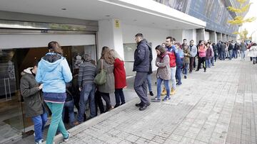 Seguidores del Deportivo haciendo cola para retirar entradas.