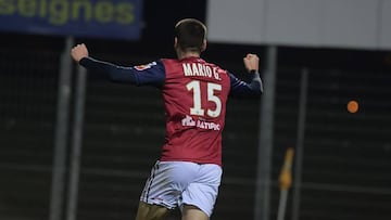 Mario Gonz&aacute;lez, delantero espa&ntilde;ol del Clermont, celebra uno de sus goles en Francia. 