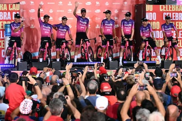 Los integrantes del equipo Burgos-Burpellet-B saludan a los aficionados.