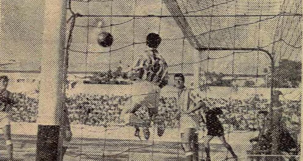 Un jugador del Córdoba intenta  salvar un balón en la línea de gol