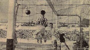 Un jugador del Córdoba intenta salvar un balón en la línea de gol