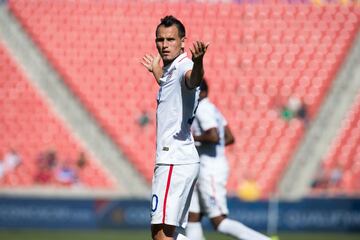 De ascendencia mexicana por parte de su padre, Luis Gil decidió jugar con Estados Unidos desde las divisiones inferiores, en donde ha jugado con la sub 17, sub 20, sub 23 y la absoluta.