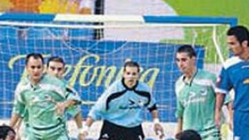 <b>PELEA. </b>Werner y Luis disputan un balón ante la mirada del resto.
