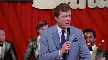 Famoso por su papel en la prestigiosa película 'Grease', dando vida a Vince Fontaine, Edd Byrnes falleció el pasado 8 de enero a los 87 años. Además de por esta película, Byrnes se hizo famoso durante la década de 1950 por su aparición en el programa de detectives de la ABC '77 Sunset Strip'.
