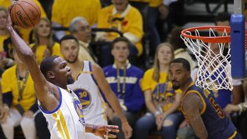 MON130. OAKLAND (EE.UU.), 01/06/2017.- Kevin Durant (i) de Golden State Warriors salta para encestar contra Cleveland Cavaliers hoy, jueves 1 de junio de 2017, durante el primer juego de la final de la NBA entre Cleveland Cavaliers y Golden State Warriors, que se disputa en el Oracle Arena, en Oakland, California (Estados Unidos). EFE/MONICA DAVEY