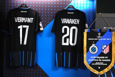 El banderín del partido se exhibe en el vestuario del Club Brujas antes del partido de ida de los playoffs de la UEFA Champions League 2025/26 entre el Club Brujas y el Atlético de Madrid en el Jan Breydelstadion