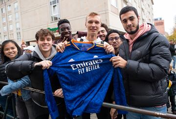 Seguidores en las puertas del hotel esperando la llegada de los jugadores del Real Madrid.