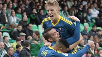 Iago Aspas celebra un gol con Bongonda y Wass.