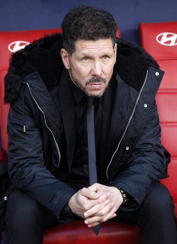 El entrenador del Atlético de Madrid, Simeone, en el banquillo. 
