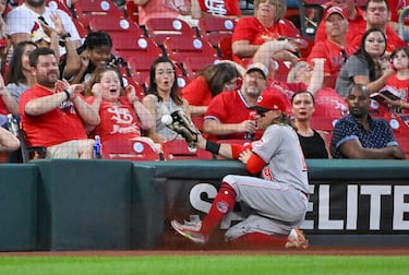 Friedl choca con el muro ante la afición de los Cardinals
