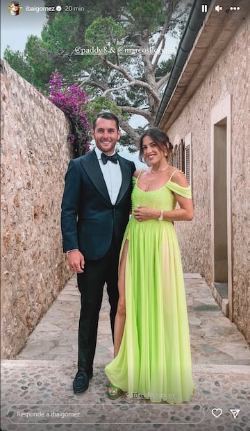 El exfutbolista, aunque sigue en activo en la Kings League, posa junto a su esposa antes de acudir a la boda de Marcos Llorente y Paddy.