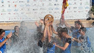 Los integrantes de la selecci&oacute;n espa&ntilde;ola junior de surf celebranel t&iacute;tulo del Eurosurf Junio 2022 con un ba&ntilde;o en la piscina con el trofeo. 