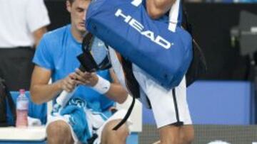El tenista serbio Novak Djokovic (dcha) abandona la pista tras ser derrotado por el australiano Bernard Tomic (izda) en el torneo de la Copa Hopman celebrado en Perth (Australia) hoy, mi&eacute;rcoles 2 de enero de 2013.