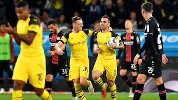 Leverkusen (Germany), 29/09/2018.- Dortmund's Jacob Bruun Larsen (2-L) celebrates with his teammate Paco Alcacer (2-R) after scoring their first goal during the German Bundesliga soccer match between Bayer Leverkusen and Borussia Dortmund in Leverkus