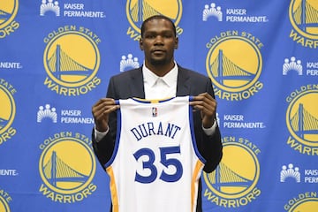 El 4 de julio de 2016 el propio Durant hizo oficial su fichaje por los Golden State Warriors por dos temporadas.