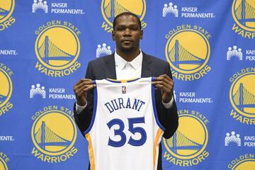 El 4 de julio de 2016 el propio Durant hizo oficial su fichaje por los Golden State Warriors por dos temporadas.