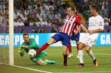 El uruguayo se convirtió en un defensa legendario del Atlético, uno de los mejores de su historia. Jugó 389 partidos, 80 en Europa donde anotó seis goles. Ganó ocho títulos, cinco de ellos europeos: dos Europa League y tres Supercopas de Europa. Su debut en competición europea con el Atleti fue a lo grande: el 27 de agosto de 2010 ganó su primera Supercopa al derrotar al Inter por 2-0. Pieza angular de la etapa del Cholo, vivió las dos finales de Champions ante el Real Madrid (2014 y 2016). En Lisboa hizo el gol del triunfo que le daba el título a los del Cholo. Y jugó una semifinal también de Champions ante el equipo madridista (último partido europeo del Vicente Calderón).