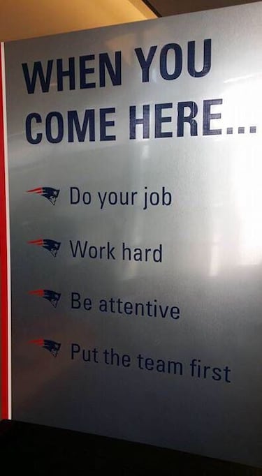 Jerod Mayo retiró el ‘Do Your Job’ a su llegada; hoy le cobra factura