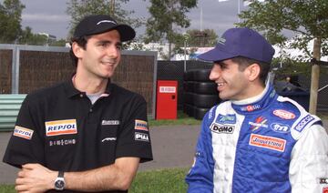 Pedro Martí­nez de la Rosa (izda.) de Arrows y Marc Gené (dcha.) de Minardi, conversan en el circuito de Melbourne en 2001.