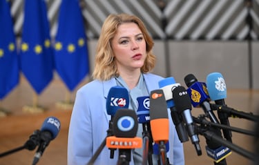 Forma de gobierno: República parlamentaria | Silina es una abogada y política del partido Unidad de ideología de centroderecha. Ocupa el cargo de primera ministra desde 2023. 