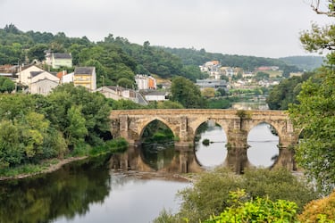 Es una de las joyas de la ingeniería civil romana que aún perduran en la ciudad, junto con su famosa Muralla. Cruza el río Miño y ha sido, durante siglos, la principal entrada a la ciudad desde el sur. Construido a principios del siglo I d.C. (probablemente bajo el mandato de Augusto), este puente era una pieza clave de la Vía XIX, la calzada romana que conectaba Lucus Augusti (Lugo) con Bracara Augusta (Braga, Portugal).