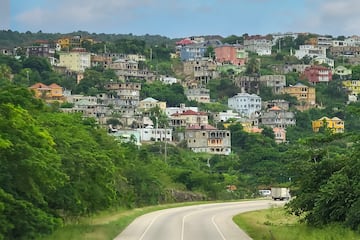 La isla española fue invadida por los ingleses en 1655 y pasó a ser una colonia británica que adquirió su independencia en 1962. Conducen por la izquierda por la herencia cultural. 