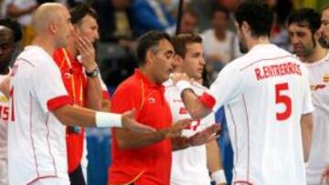 La selección de balonmano en su choque ante Islandia