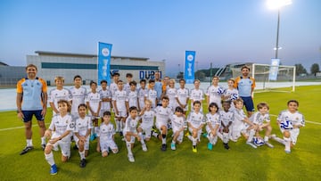 Roberto Carlos, con los niños que participaron en el clínic que impartió en Dubai.