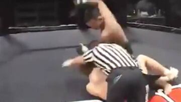 El cortocircuito mental del año: noquea al rival, pega al árbitro y sigue con su paliza salvaje