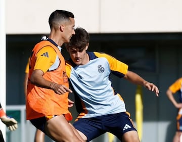 Beto, ante Lucas Vzquez, en un entrenamiento junto al primer equipo.