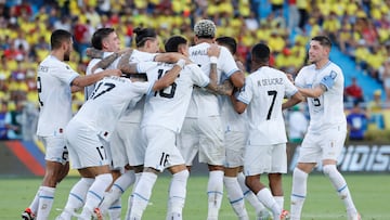 AMDEP368. BARRANQUILLA (COLOMBIA), 12/10/2023.- Jugadores de Uruguay celebran un gol Mathías Olivera hoy, en un partido de las Eliminatorias Sudamericanas para la Copa Mundial de Fútbol 2026 entre Colombia y Uruguay en el estadio Metropolitano en Barranquilla (Colombia). EFE/ Mauricio Dueñas Castañeda
