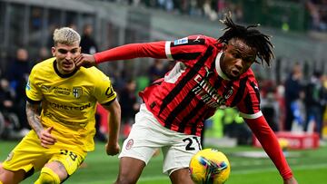 AC Milan's Nigerian midfielder #21 Samuel Chukwueze (L) fights for the ball with Parma�s Romanian forward #28 Valentin Mihaila (R) during the Italian Serie A football match between AC Milan and Parma at the San Siro Stadium in Milan, on January 26, 2025. (Photo by Piero CRUCIATTI / AFP)