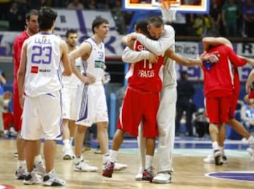 Último partido de los playoff del 2009, el 2 de abril, los griegos celebran la victoria.
