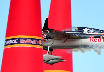 Kirby Chambliss supera los obstáculos para ganar la Red Bull Air Race Championship en Budapest.