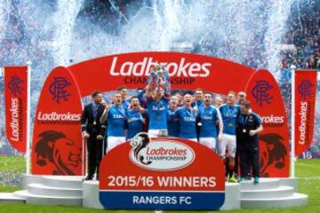 Un equipo que ha predominado su dominio en el fútbol británico es el Glasgow Rangers. En abril, el equipo escocés volvió a primera división después de superar cuatros años en segunda división luego de caer en una recesión económica insostenible en primera. Los escoseses reunieron 81 puntos suficientes para ascender.
