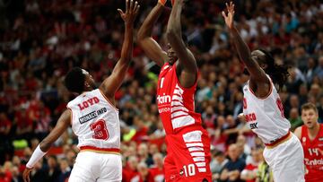 Kaunas (Lithuania), 19/05/2023.- Moustapha Fall (C) of Olympiacos and Jordan Loyd (L), John Brown of Monaco in action during the Euroleague Final Four semifinal basketball match between Olympiacos Piraeus and AS Monaco in Kaunas, Lithuania, 19 May 2023. (Baloncesto, Euroliga, Jordania, Lituania, Pireo) EFE/EPA/TOMS KALNINS
