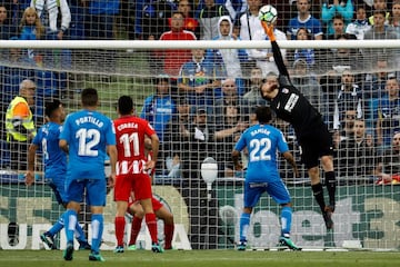  El portero esloveno del Atlético de Madrid Jan Oblak hace una parada ante los jugadores del Getafe