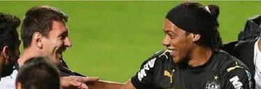 El doble oficial de Ronaldinho que idolatra a Lionel Messi