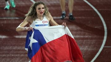 SANTIAGO, CHILE-NOV 01: Martina Weil de Chile, saluda en la final femenina de 400m, durante los Juegos Panamericanos Santiago 2023
